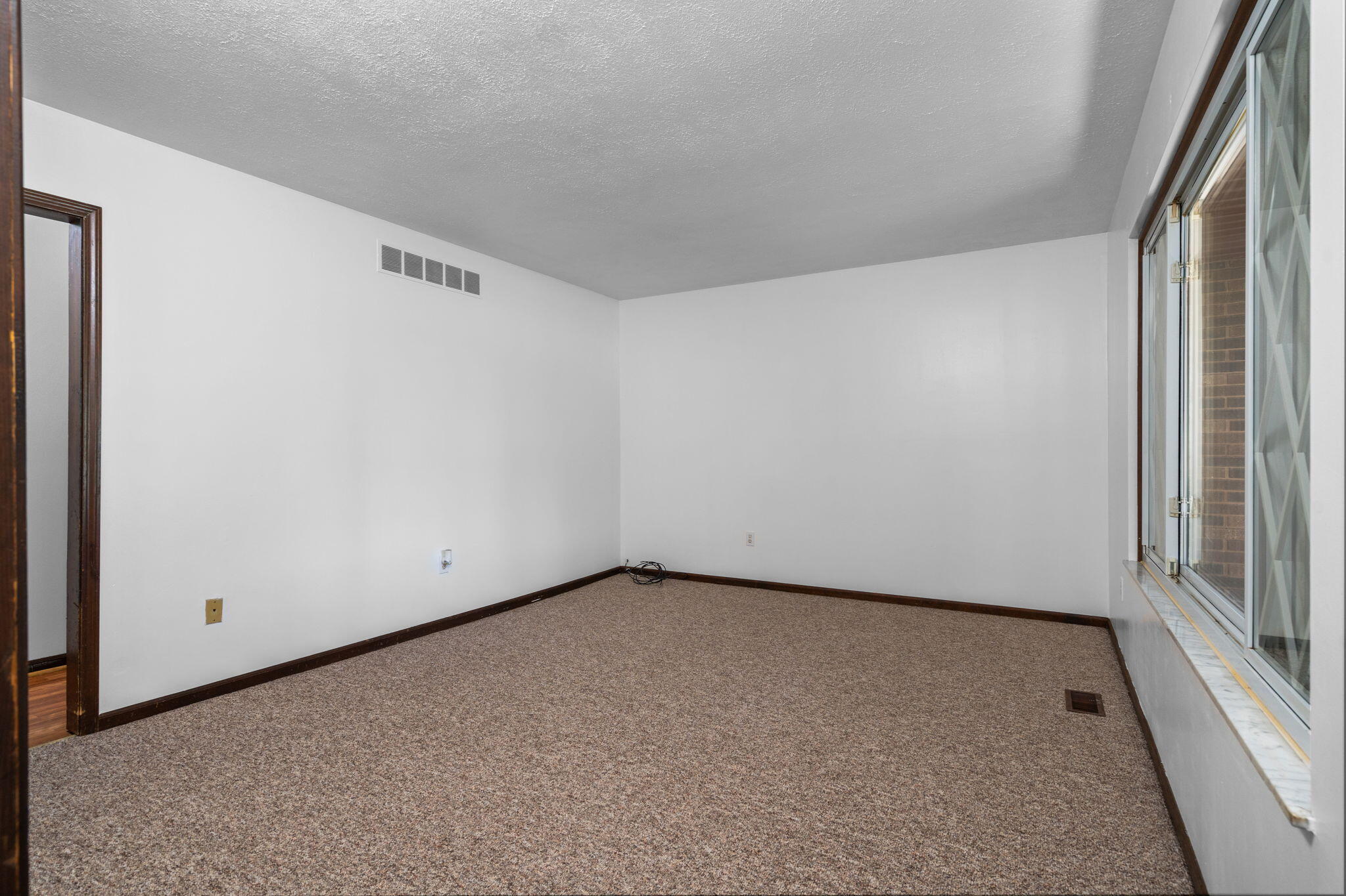 9977 Bemis Road Ypsilanti, MI 48197 - Photo 5 of 35 4-web-or-mls-DSC04302