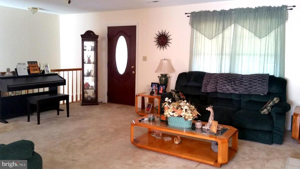 8086 Tate Road Ruther Glen, VA 22546 - Photo 15 of 27 Living Room