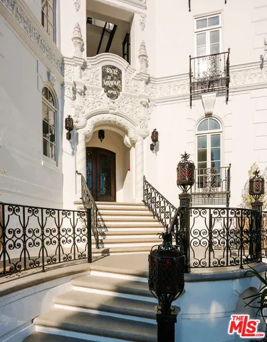 a view of entryway with a balcony