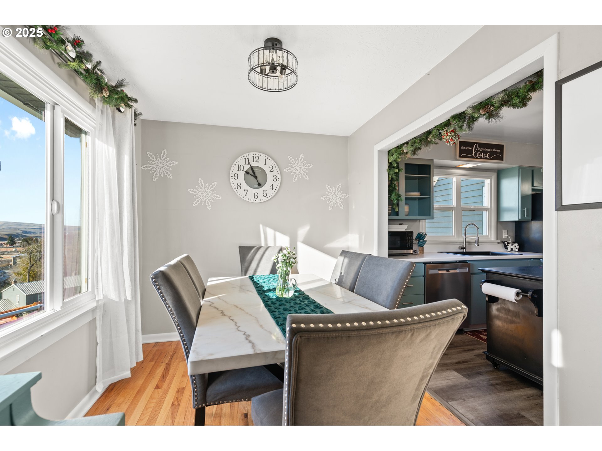 1214 Northwest Furnish Place Pendleton, OR 97801 - Photo 11 of 37 a living room with furniture and a table