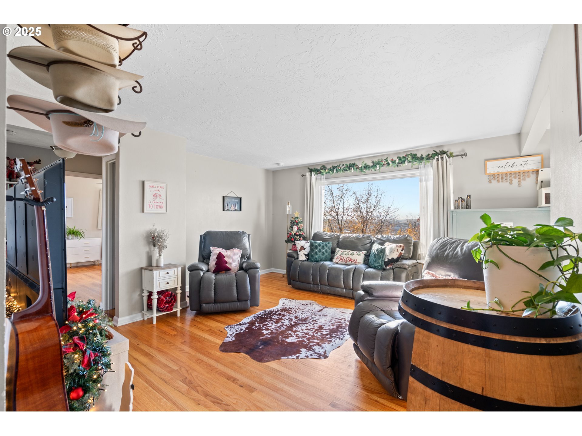 1214 Northwest Furnish Place Pendleton, OR 97801 - Photo 14 of 37 a living room with furniture and a flat screen tv