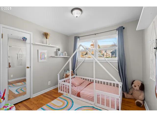 a view of entryway with a rug