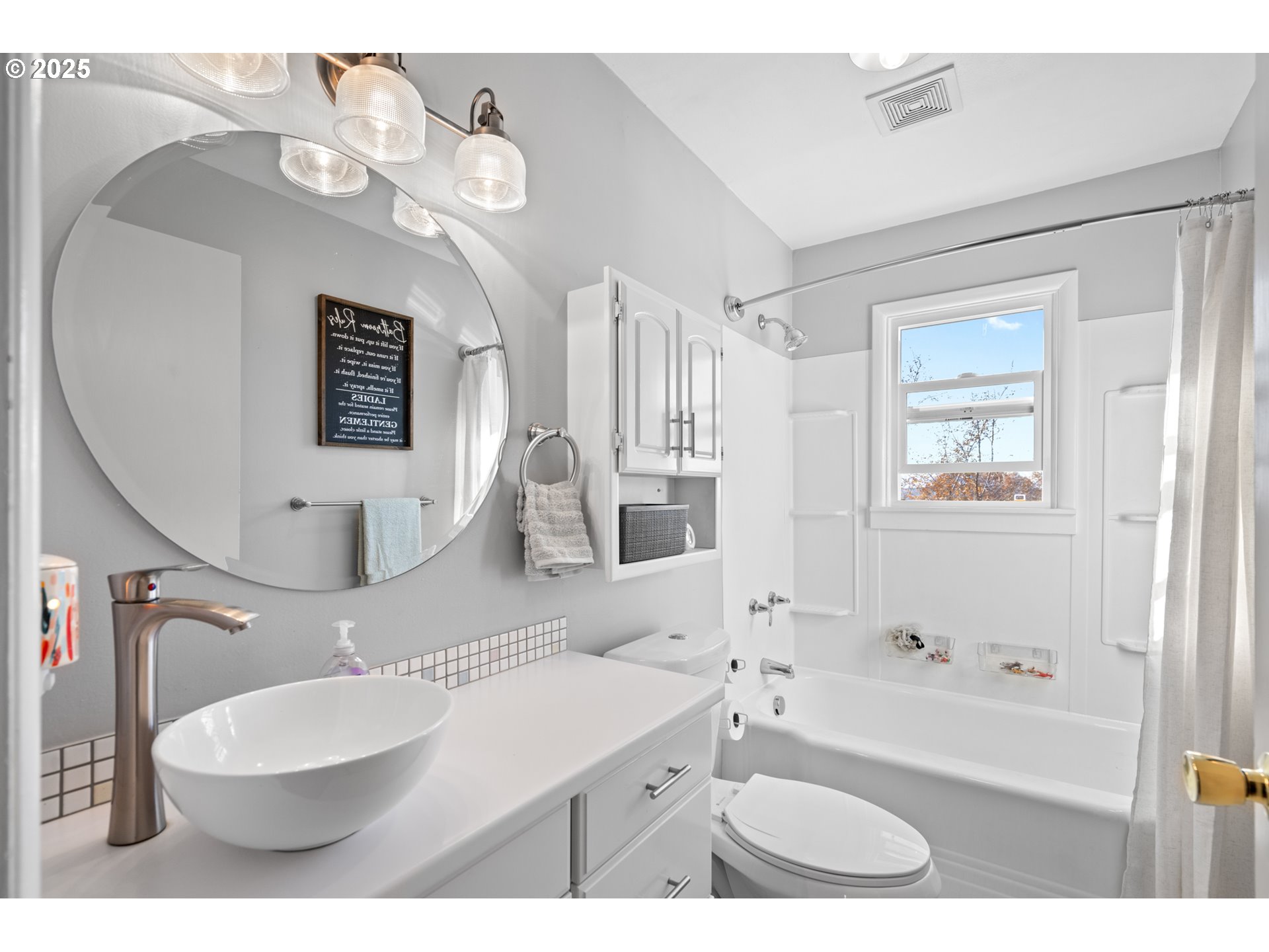 1214 Northwest Furnish Place Pendleton, OR 97801 - Photo 20 of 37 a bathroom with a sink a toilet and bathtub