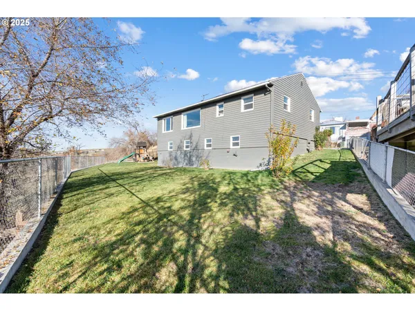 a view of a back yard of the house