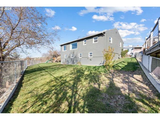 a view of a back yard of the house