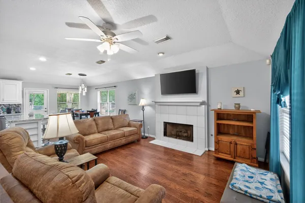 $2,500 | 1017 Pin Oak Drive, Dickinson, TX 77539