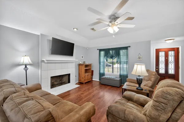 $2,500 | 1017 Pin Oak Drive, Dickinson, TX 77539