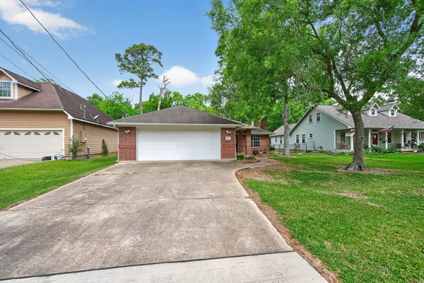 $2,500 | 1017 Pin Oak Drive, Dickinson, TX 77539