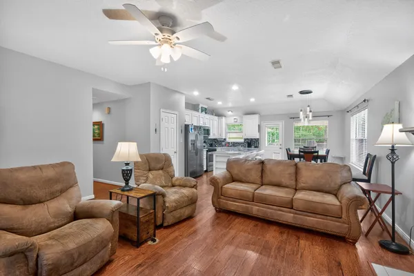 $2,500 | 1017 Pin Oak Drive, Dickinson, TX 77539