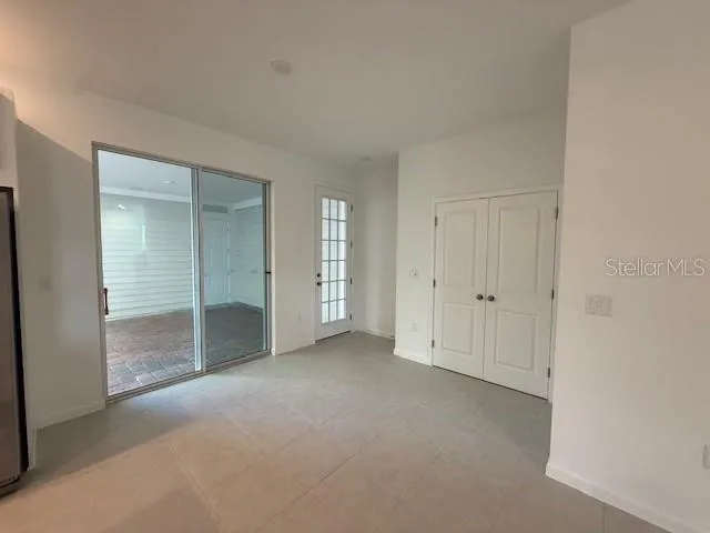 a view of empty room with window