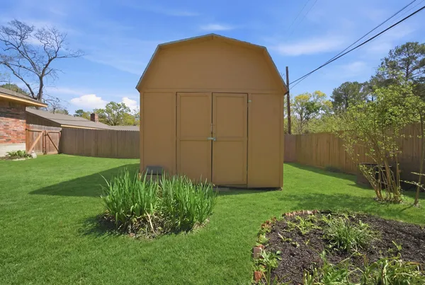 a view of backyard with garden