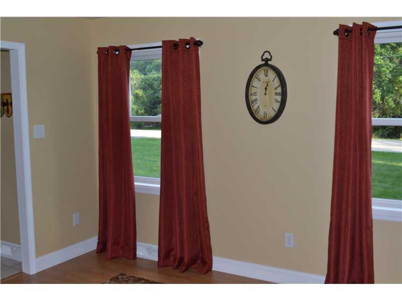 124 Temple Road Monaca, PA 15061 - Photo 8 of 24 Living Room.