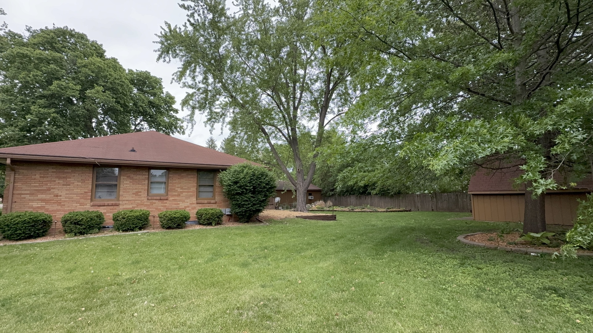 1048 Warren Street Henry, IL 61537 - Photo 4 of 26 a backyard of a house with lots of green space