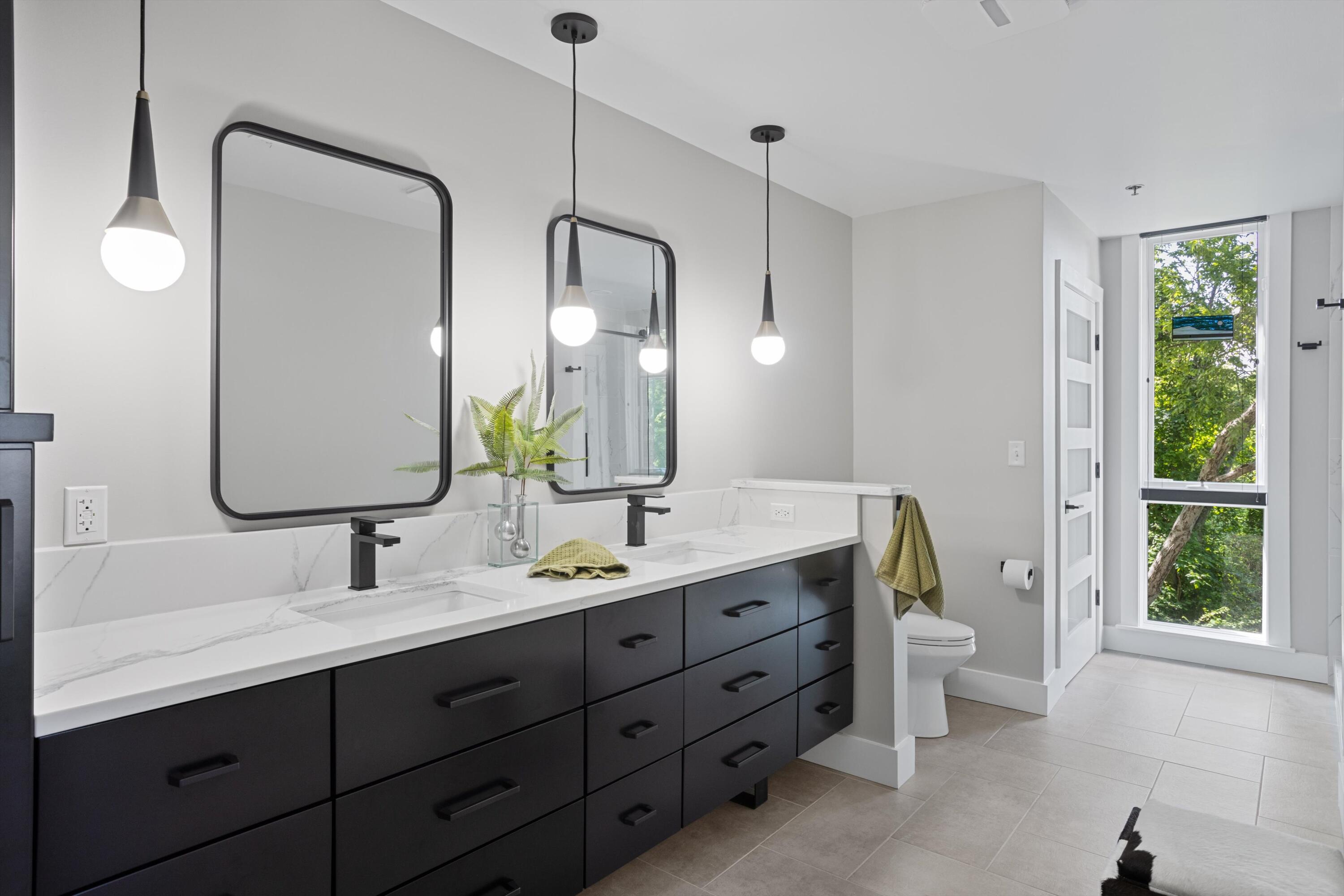 200 Manufacturers Road, Unit 216 Chattanooga, TN 37405 - Photo 22 of 62 Primary suite bath