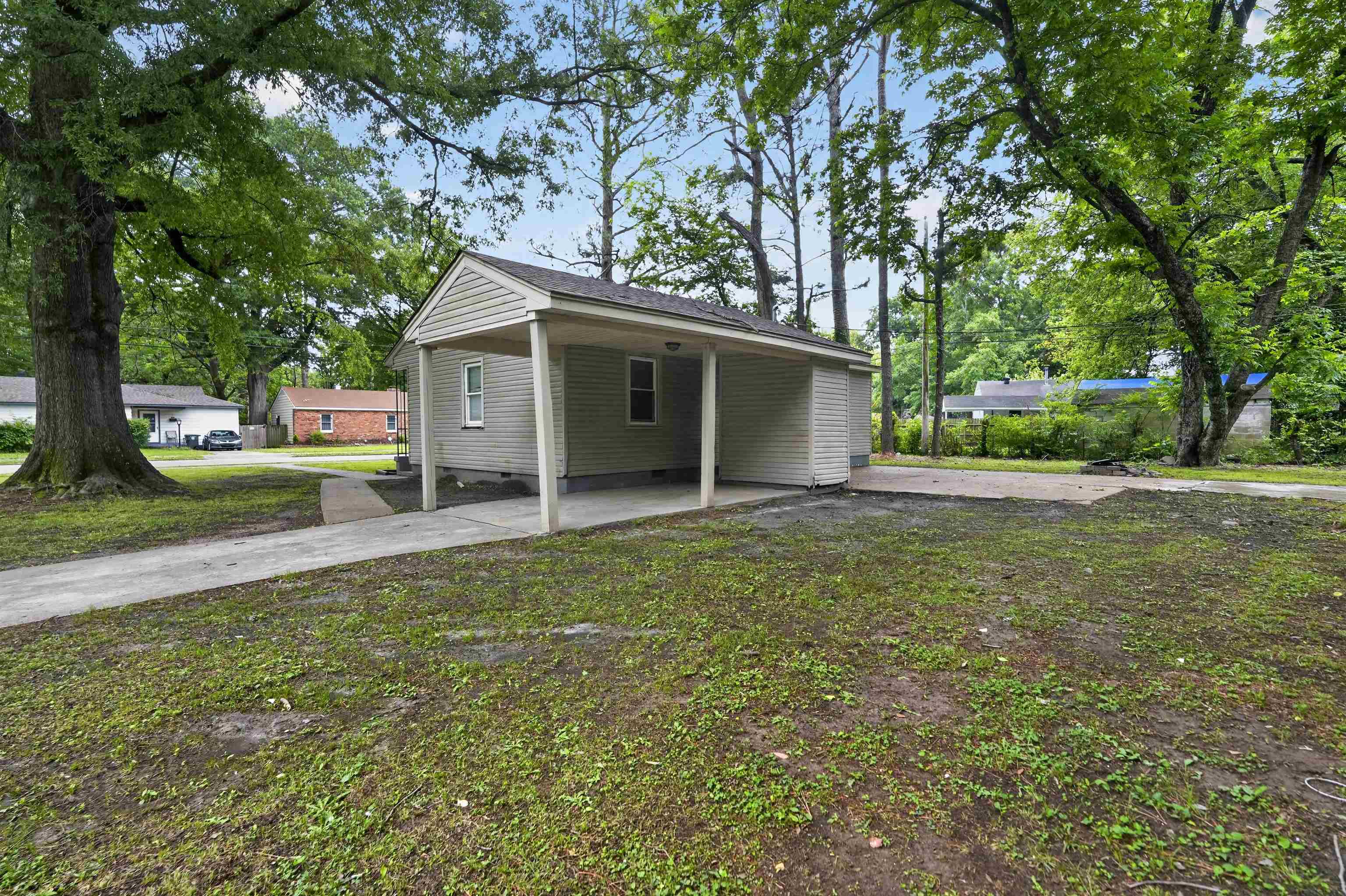 949 Sumter Street Memphis, TN 38122 - Photo 9 of 33 Single-story property with light-colored siding and a covered carport