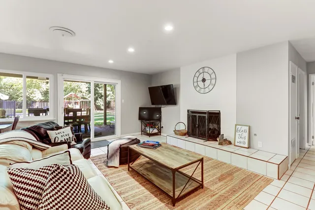a view of a livingroom with furniture and windows