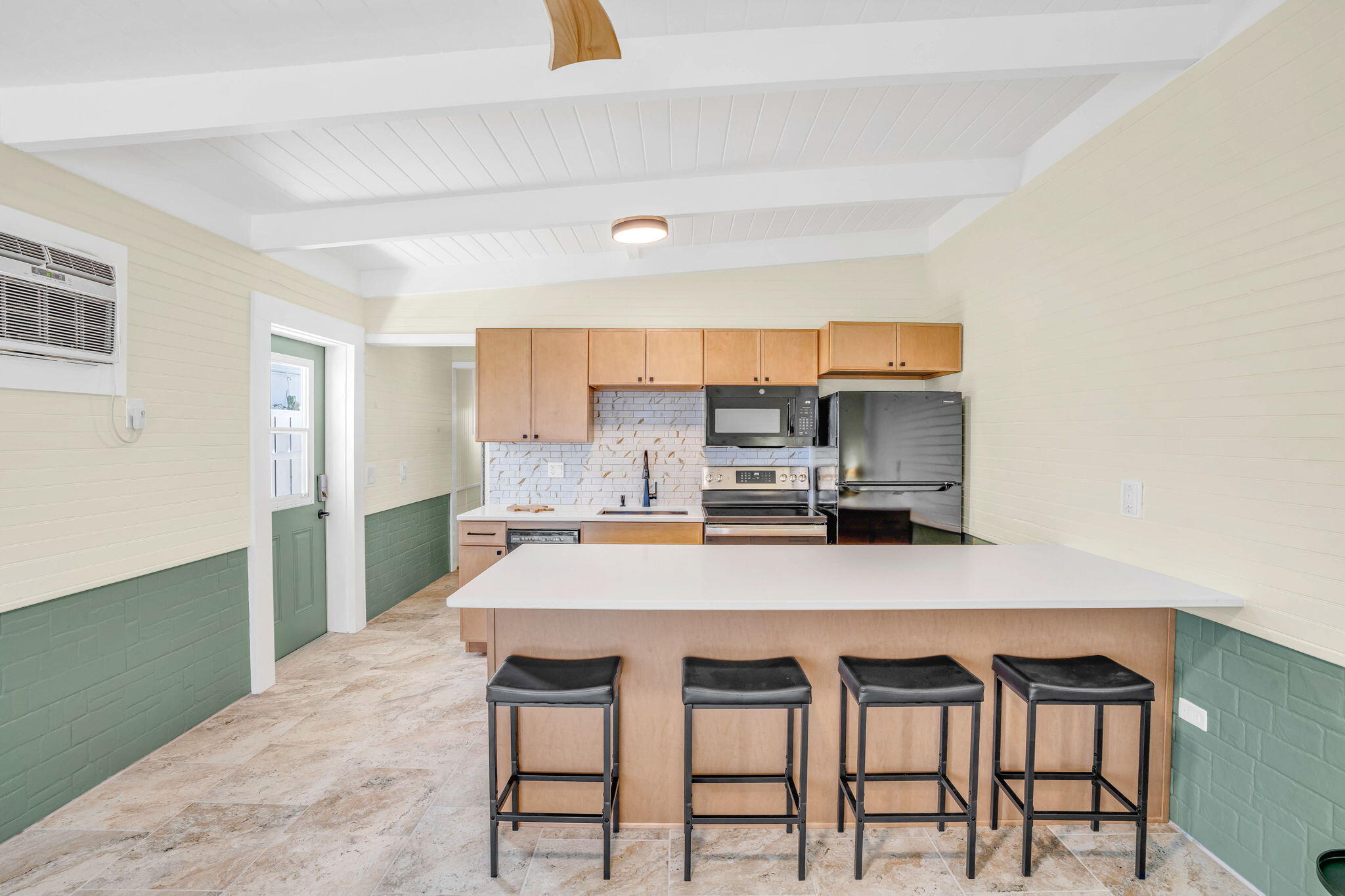 41 Sadowski Causeway Key Colony Beach, FL 33051 - Photo 25 of 40 a kitchen with a table and chairs