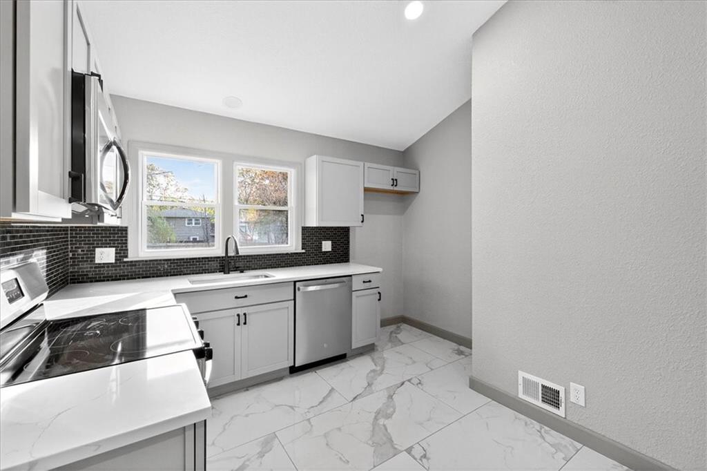 403 Northeast Howard Street Lee's Summit, MO 64063 - Photo 6 of 30