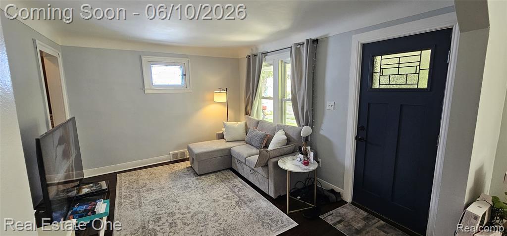 2073 Roslyn Road Grosse Pointe Woods, MI 48236 - Photo 3 of 10