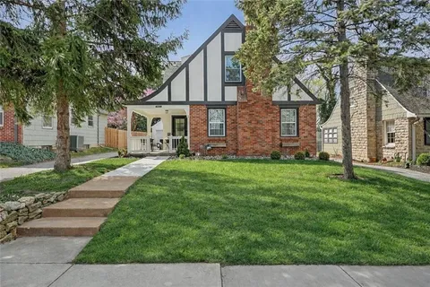 $525,000 | 6846 Locust Street, Kansas City, MO 64131