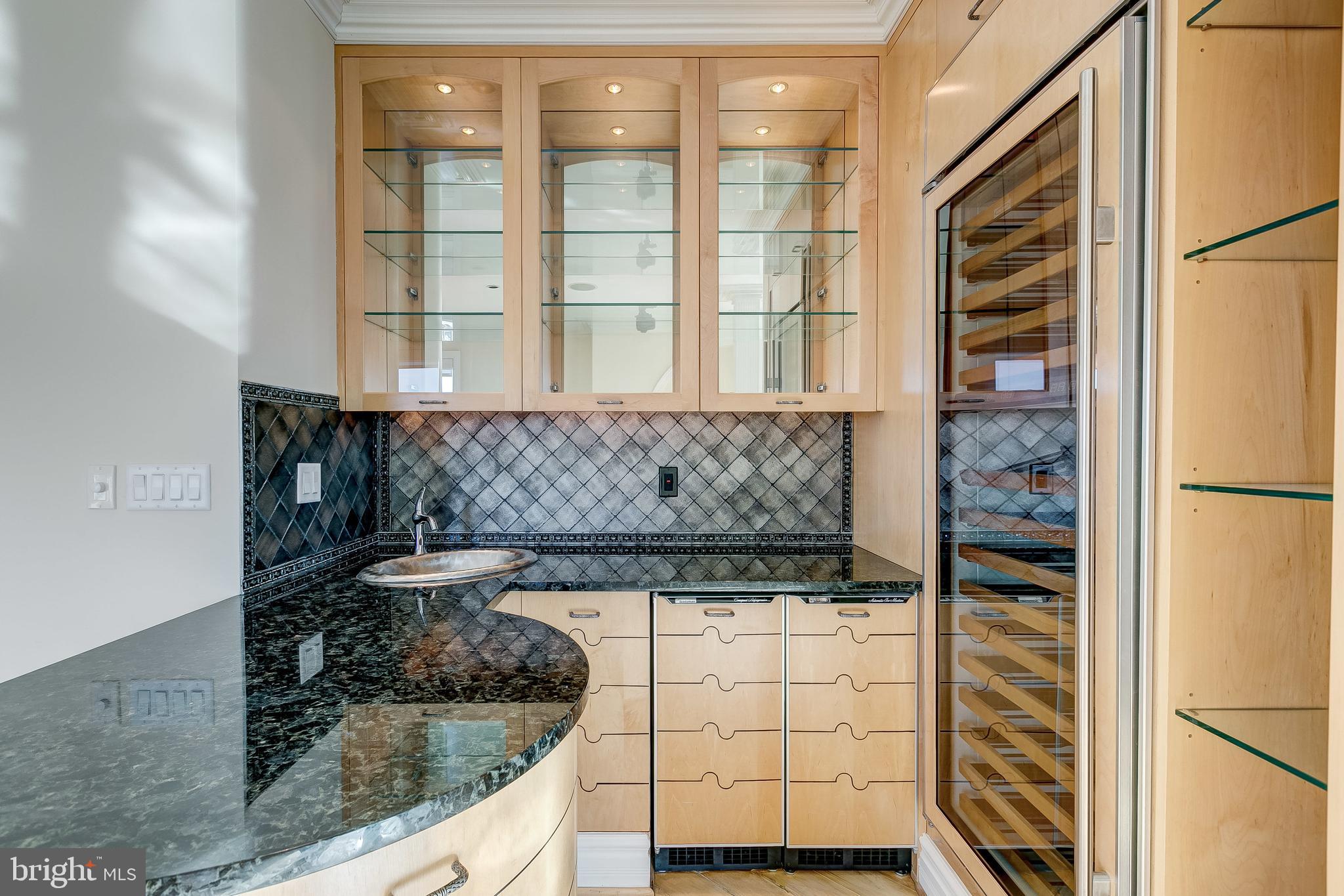 100 Harborview Drive, Unit PH4C Baltimore, MD 21230 - Photo 33 of 115 Wet bar off dining room