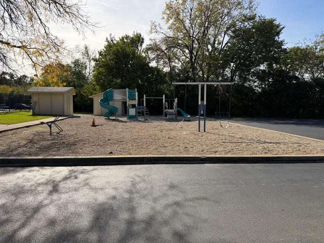 $230,000 | 100 Willow Lane, Unit 201B, Willow Springs, IL 60480