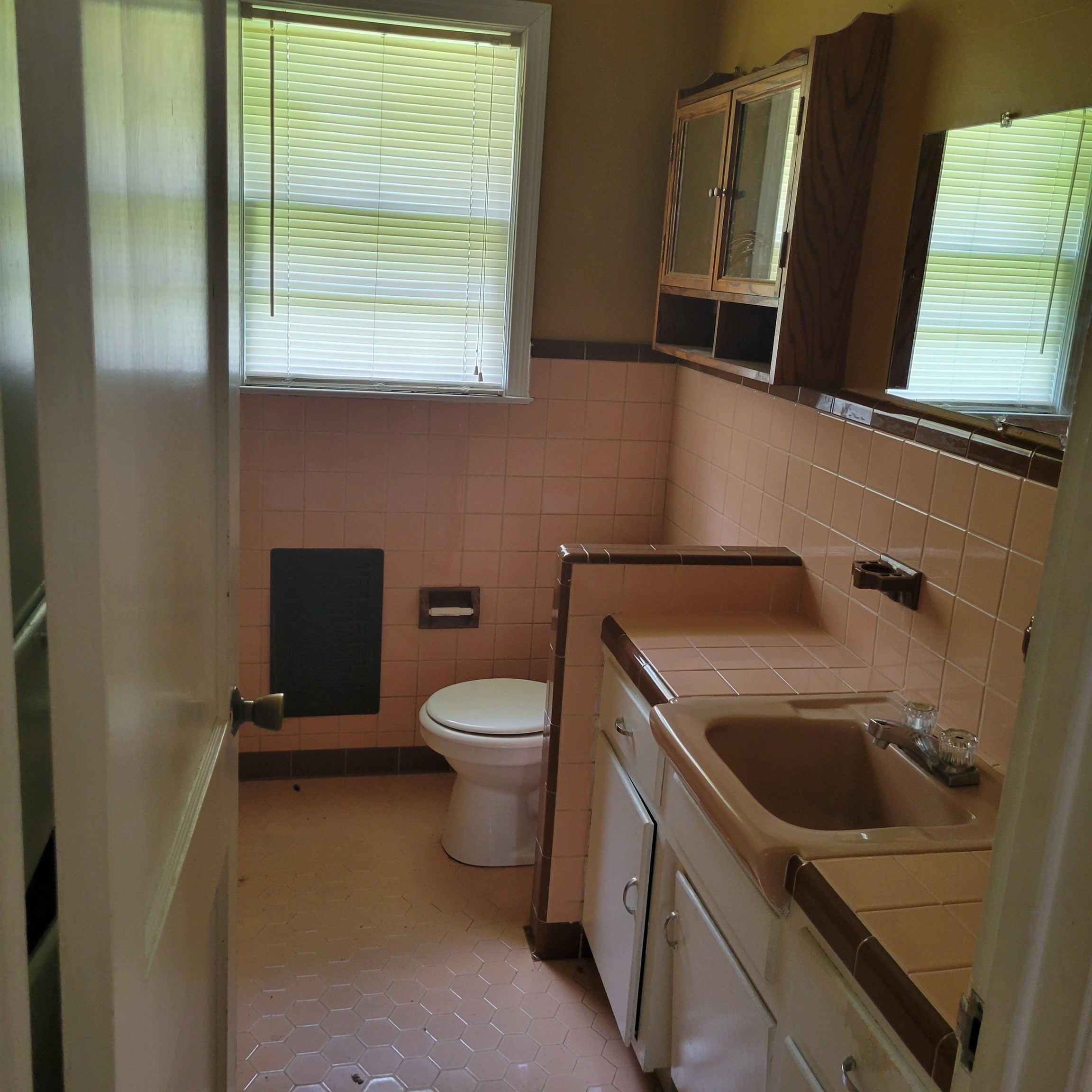 963 Rutgers Road Memphis, TN 38106 - Photo 12 of 21 a bathroom with a sink and a toilet