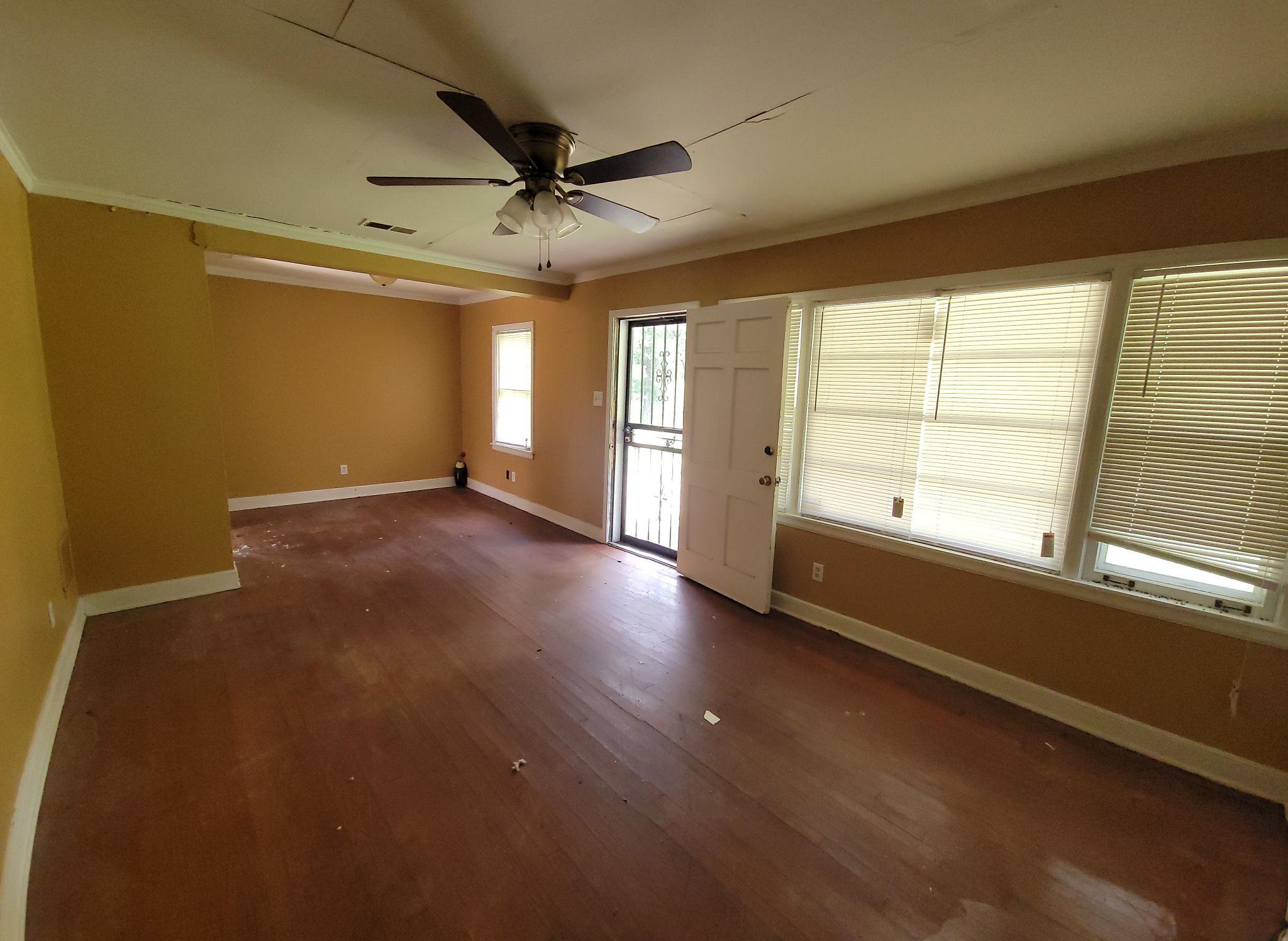 963 Rutgers Road Memphis, TN 38106 - Photo 5 of 21 a view of an empty room with a window