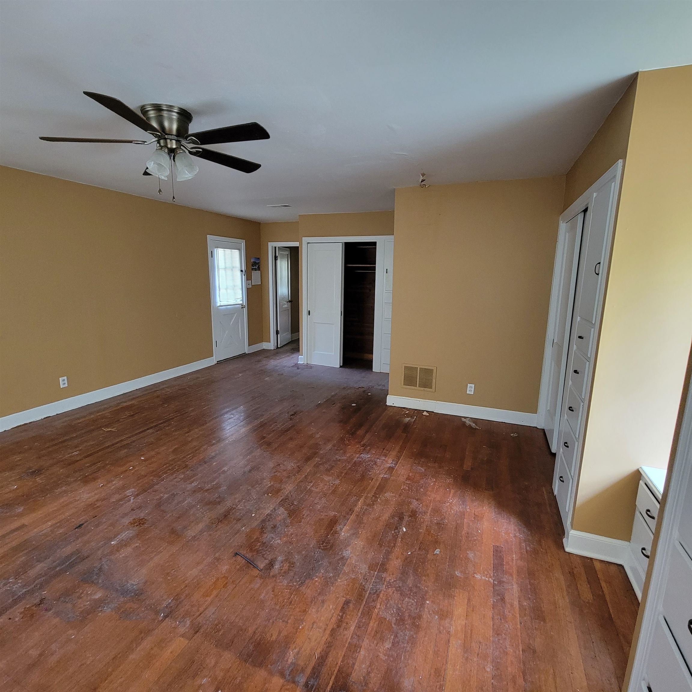 963 Rutgers Road Memphis, TN 38106 - Photo 9 of 21 a view of a livingroom with a ceiling fan and window