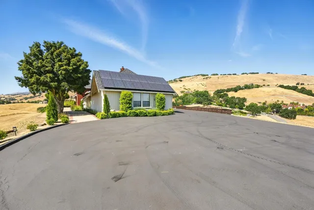 $2,475,000 | 2525 Bridle Path Drive, Gilroy, CA 95020