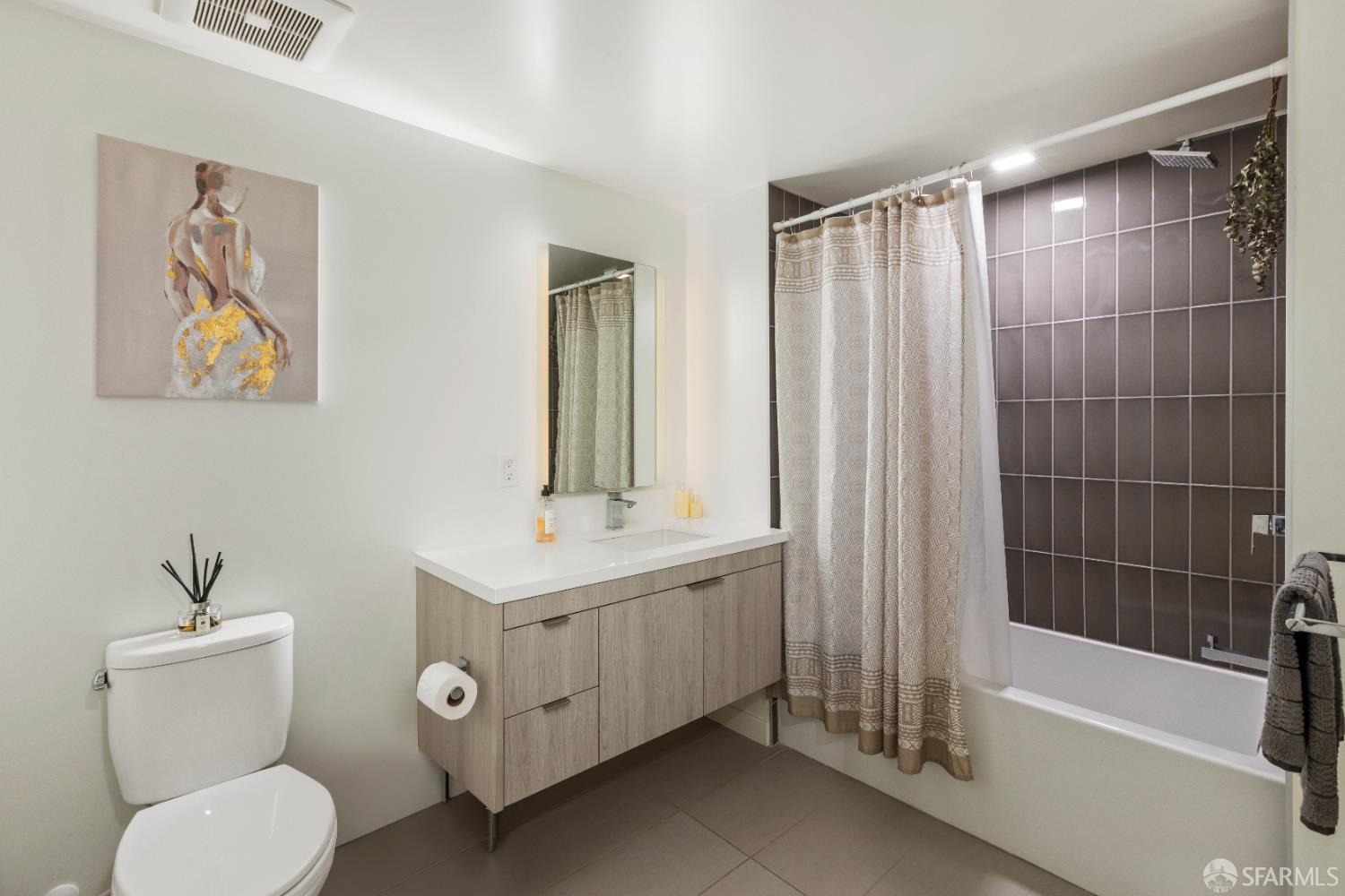 Arkansas Street San Francisco, CA 94107 - Photo 8 of 32 a bathroom with a toilet a sink and bathtub