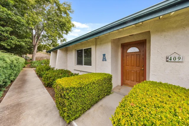 a view of entryway with garden