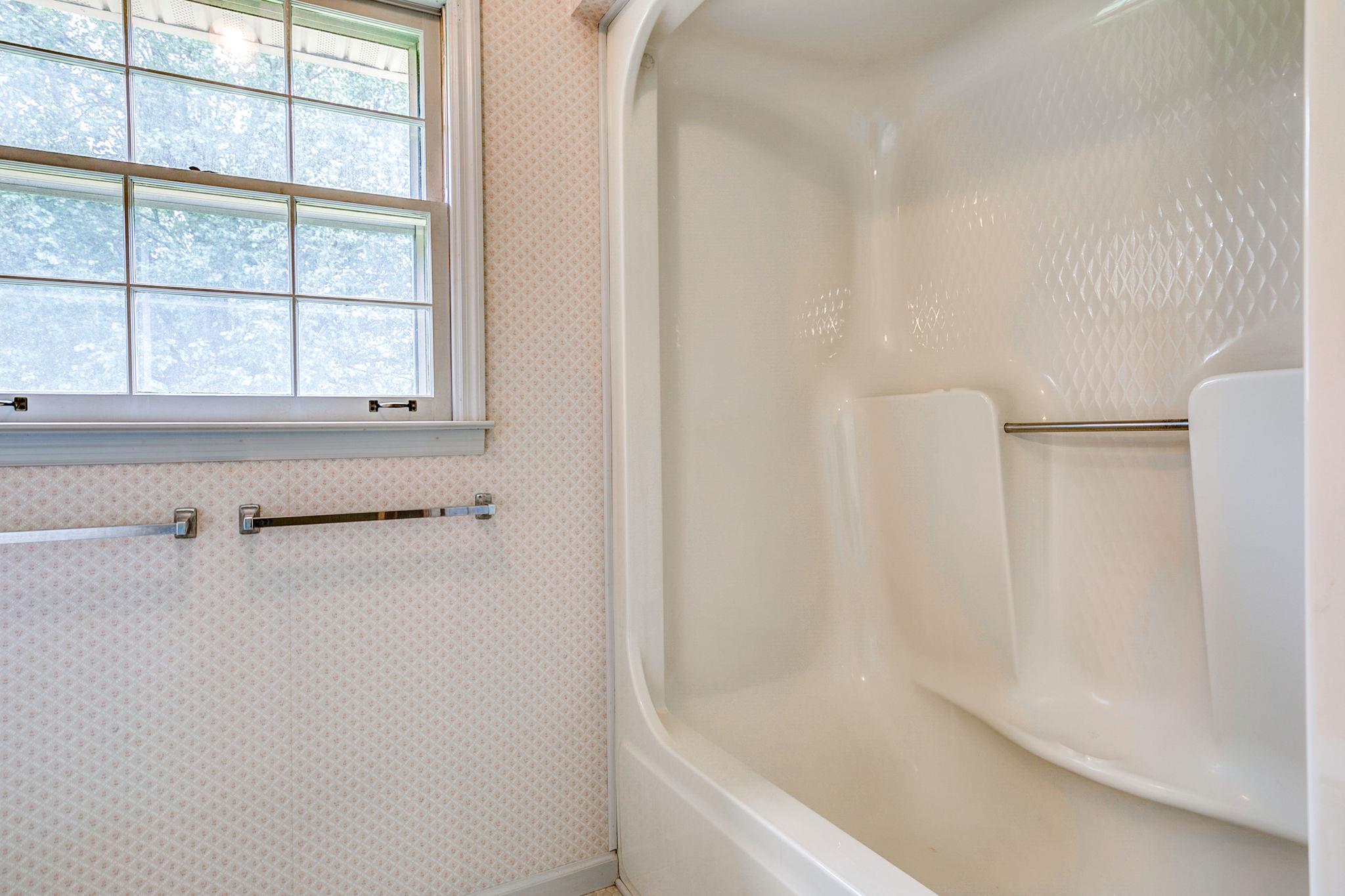 3596 Ridgefield Drive Murfreesboro, TN 37129 - Photo 13 of 24 Combo tub/shower in guest bathroom.