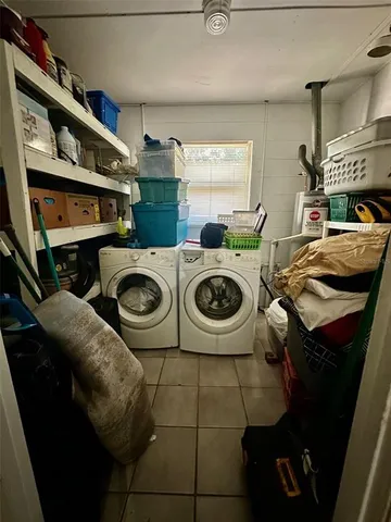 a view of a backyard