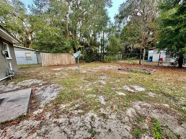 a view of a backyard