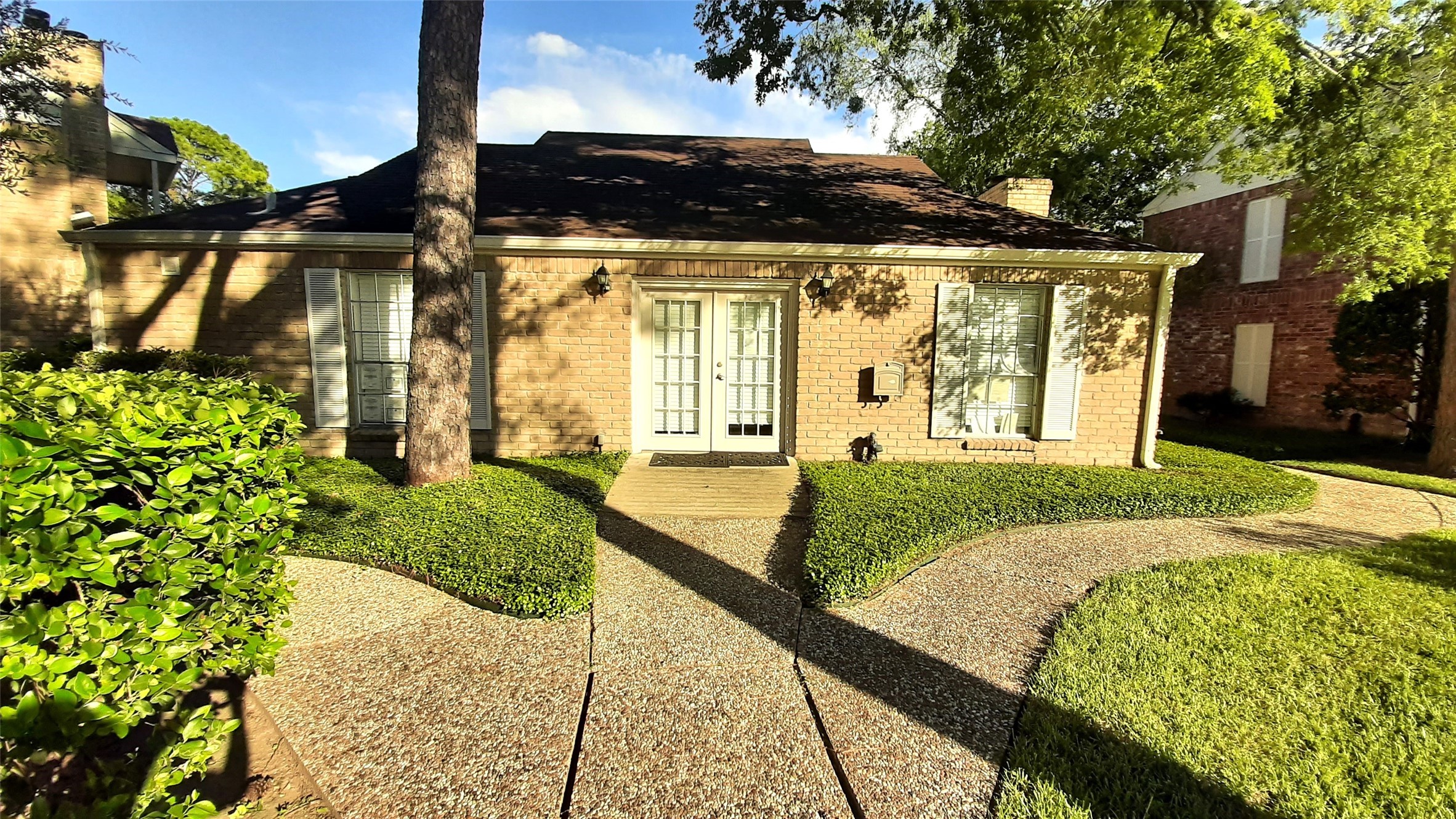 2800 Jeanetta Street, Unit 801 Houston, TX 77063 - Photo 17 of 18 a view of a house with backyard and sitting area