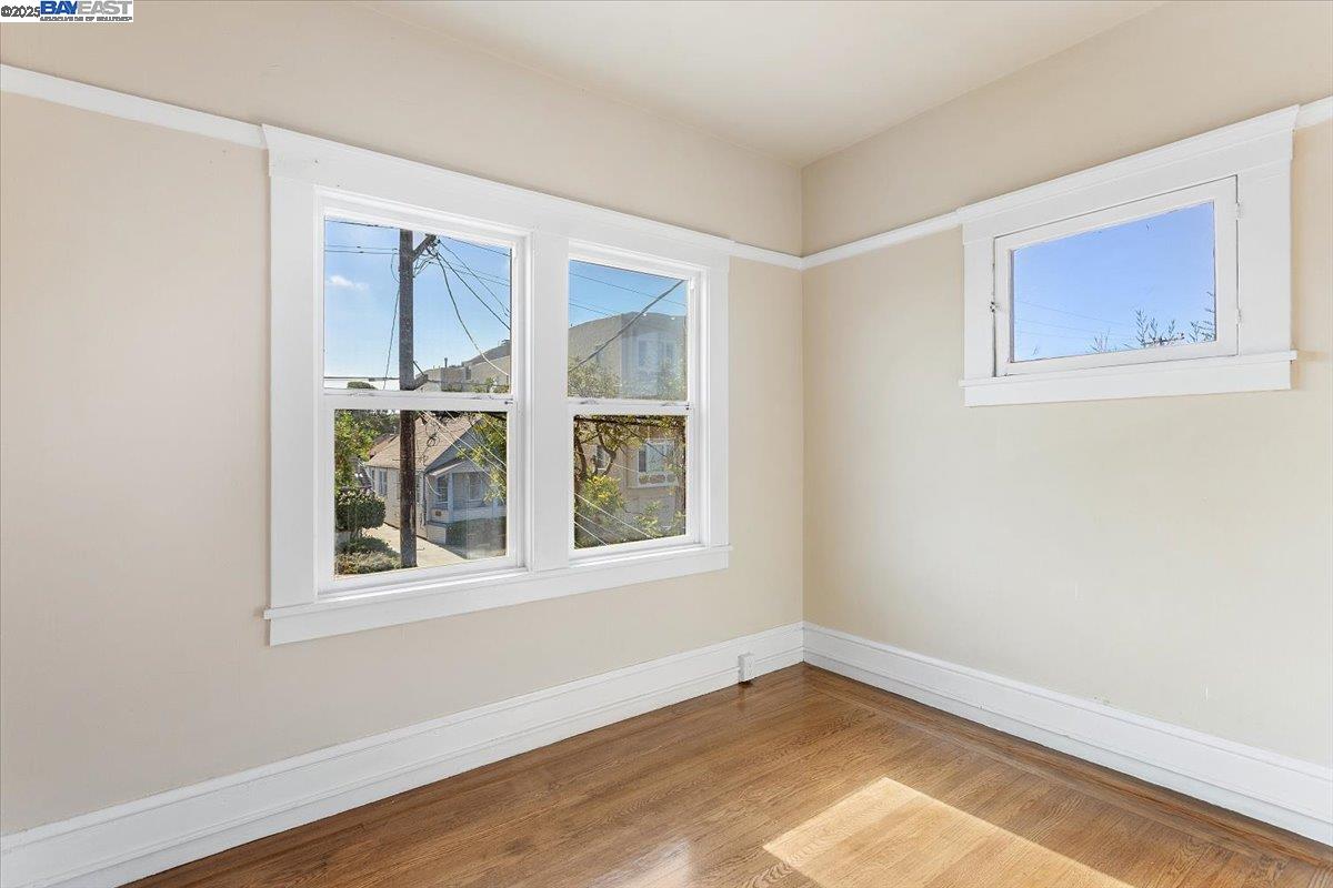 629 Santa Clara Avenue Alameda, CA 94501 - Photo 22 of 47 an empty room with a window