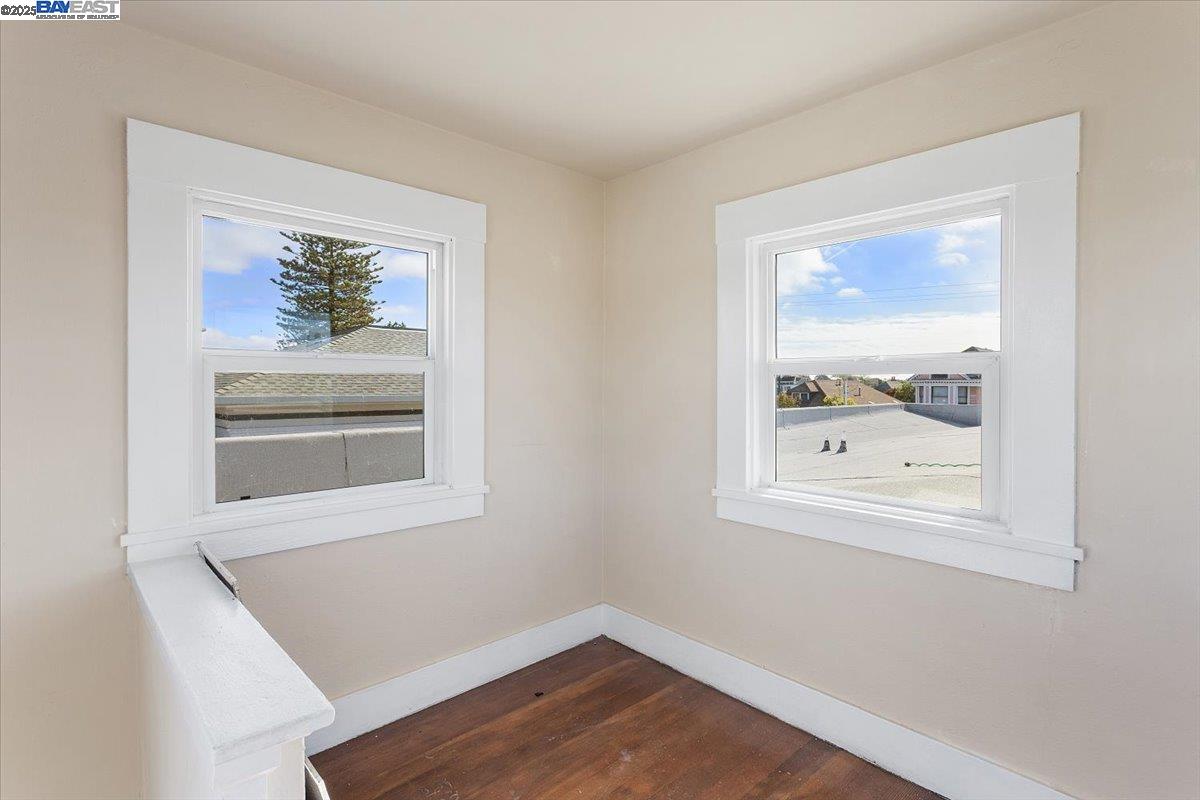 629 Santa Clara Avenue Alameda, CA 94501 - Photo 27 of 47 an empty room with a window
