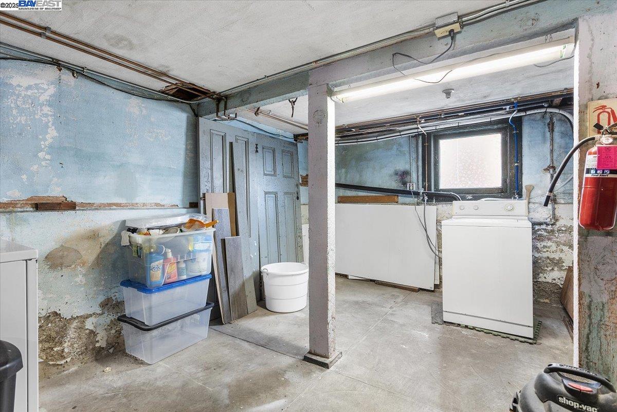 629 Santa Clara Avenue Alameda, CA 94501 - Photo 29 of 47 a utility room with dryer and washer