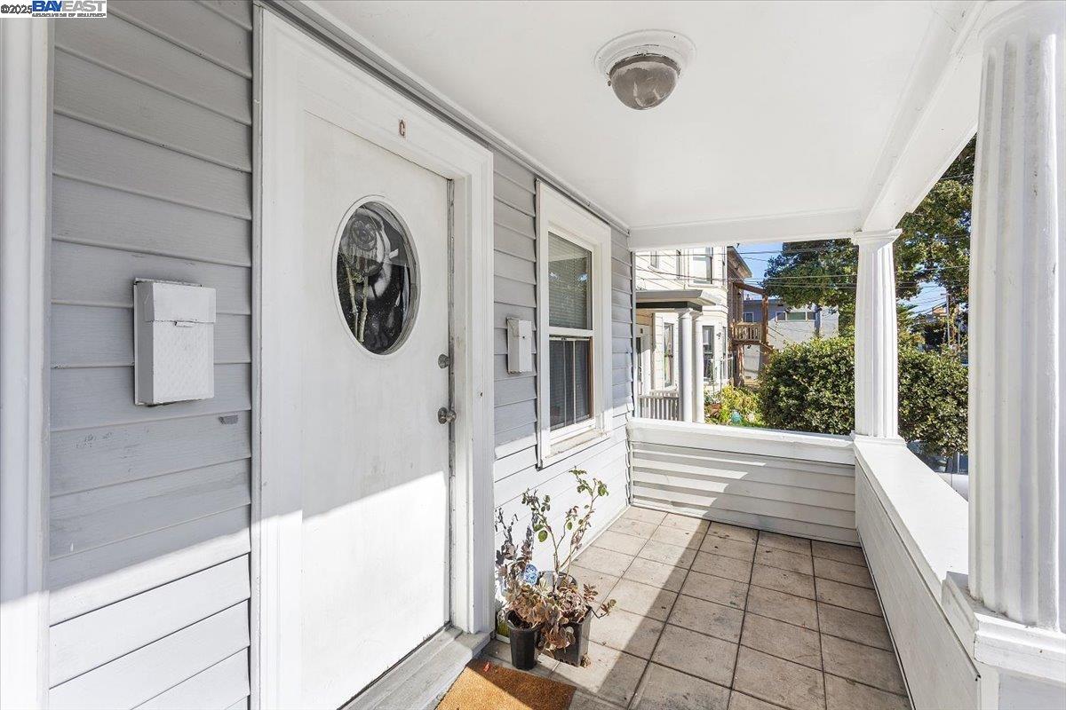629 Santa Clara Avenue Alameda, CA 94501 - Photo 5 of 47 a view of a entryway