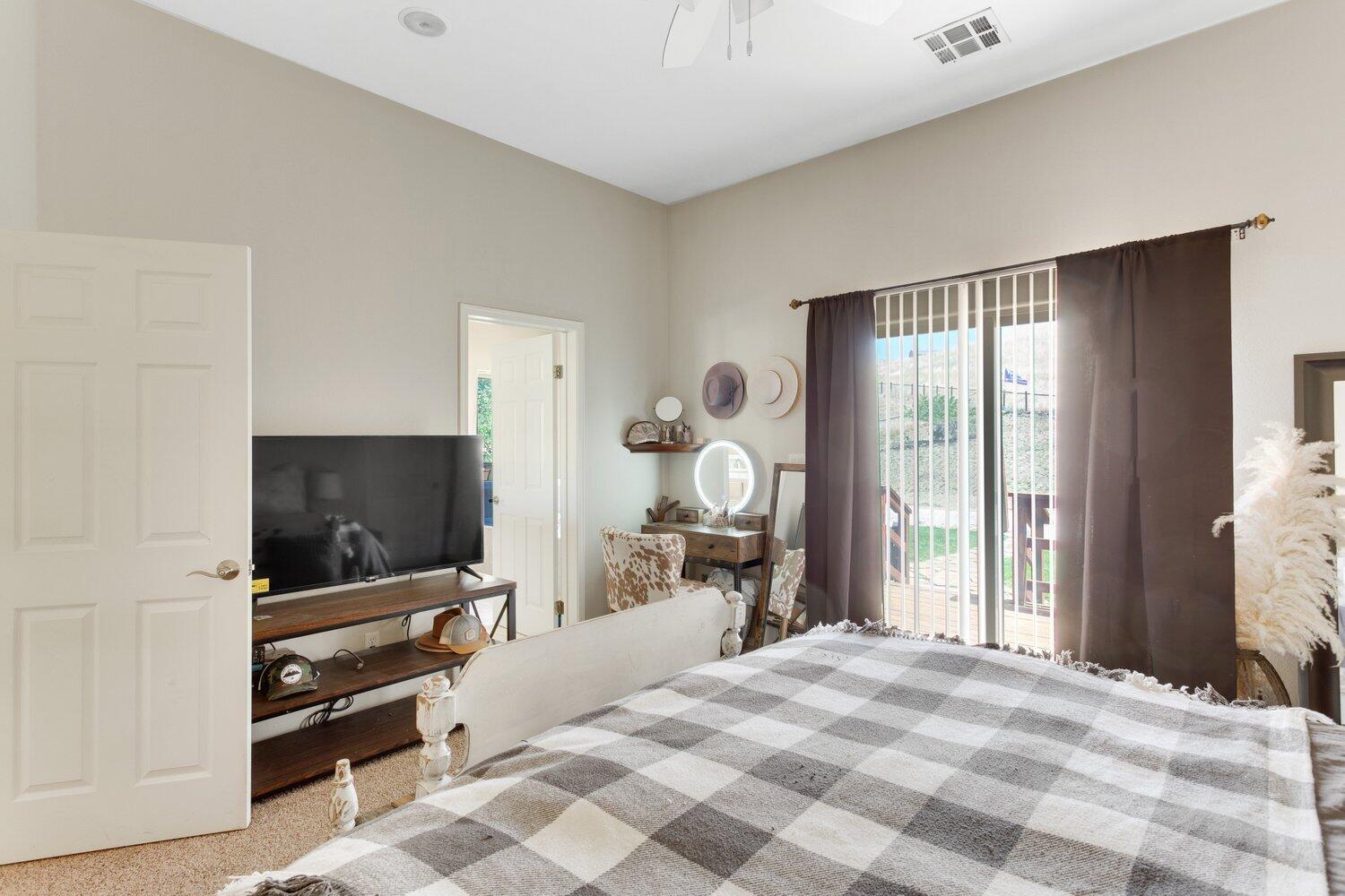 19510 Banducci Road Tehachapi, CA 93561 - Photo 29 of 75 a bedroom with a bed and a flat tv screen in it