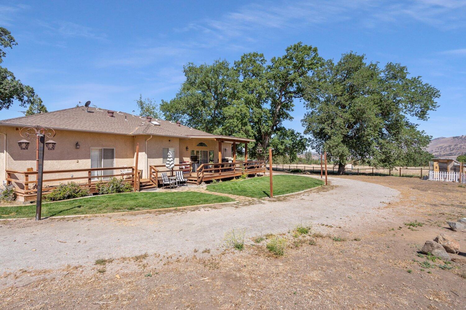 19510 Banducci Road Tehachapi, CA 93561 - Photo 37 of 75 a view of a house with a yard and table