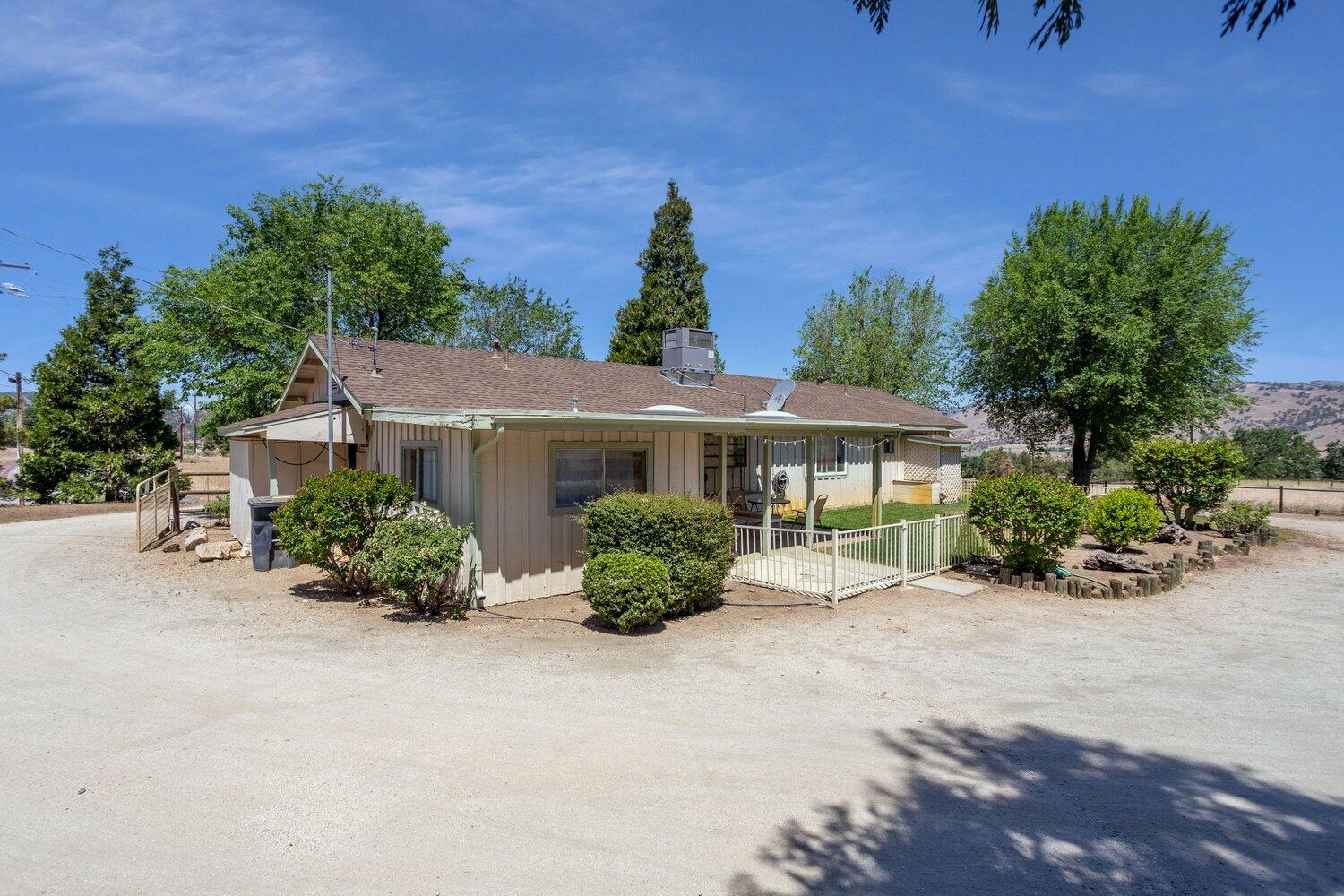 19510 Banducci Road Tehachapi, CA 93561 - Photo 46 of 75 front view of a house with a yard