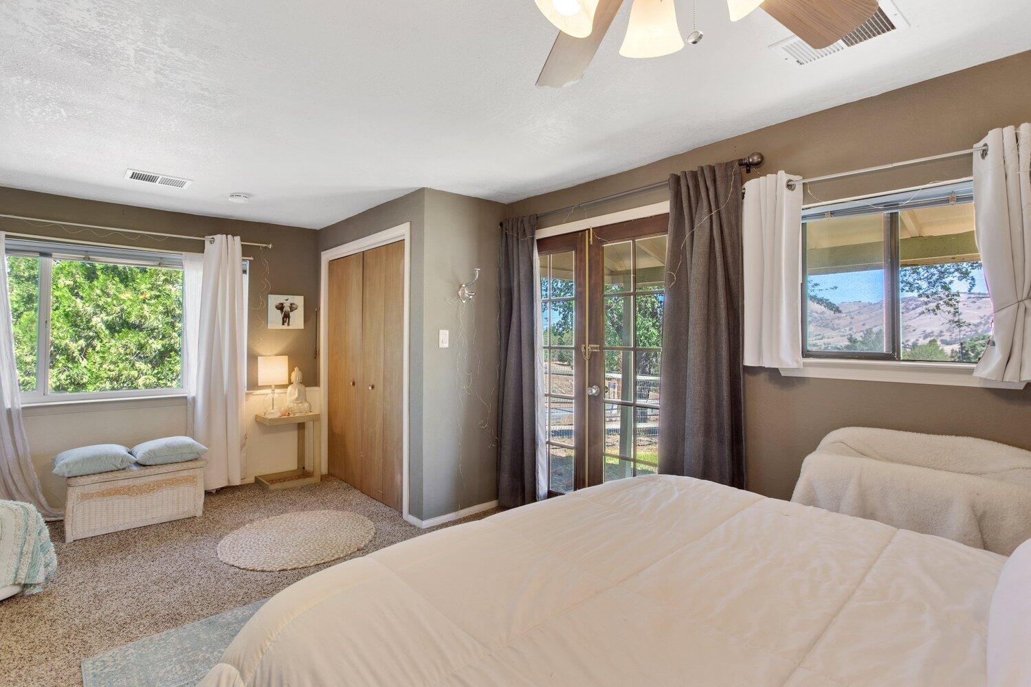 19510 Banducci Road Tehachapi, CA 93561 - Photo 64 of 75 a bedroom with a large bed and a window