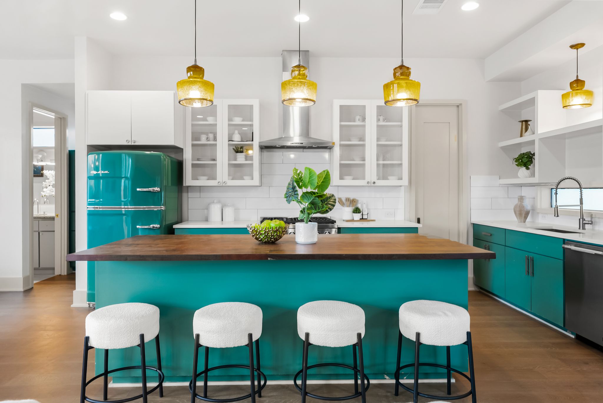 513 El Paso Street Austin, TX 78704 - Photo 10 of 34 a view of kitchen with furniture and a potted plant