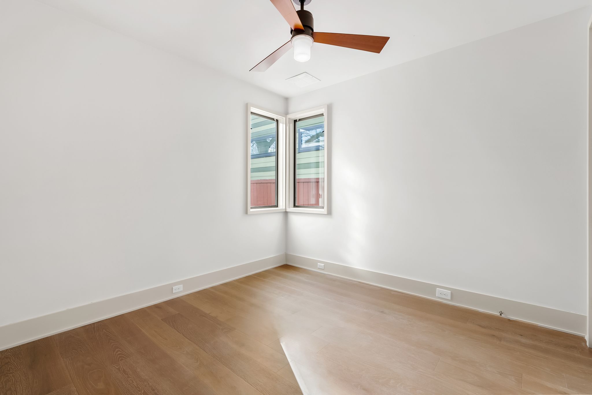 513 El Paso Street Austin, TX 78704 - Photo 15 of 34 an empty room with a window
