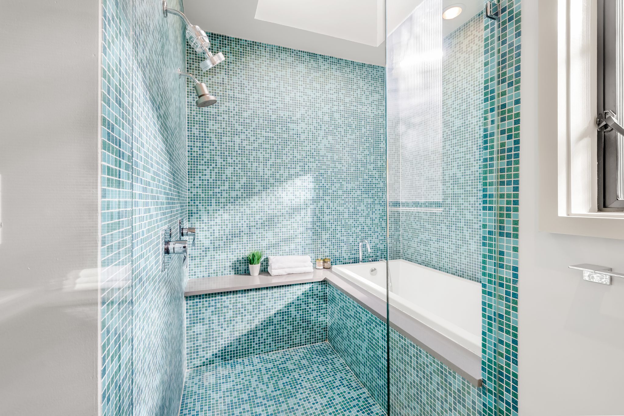 513 El Paso Street Austin, TX 78704 - Photo 22 of 34 a bathroom with a bathtub and shower