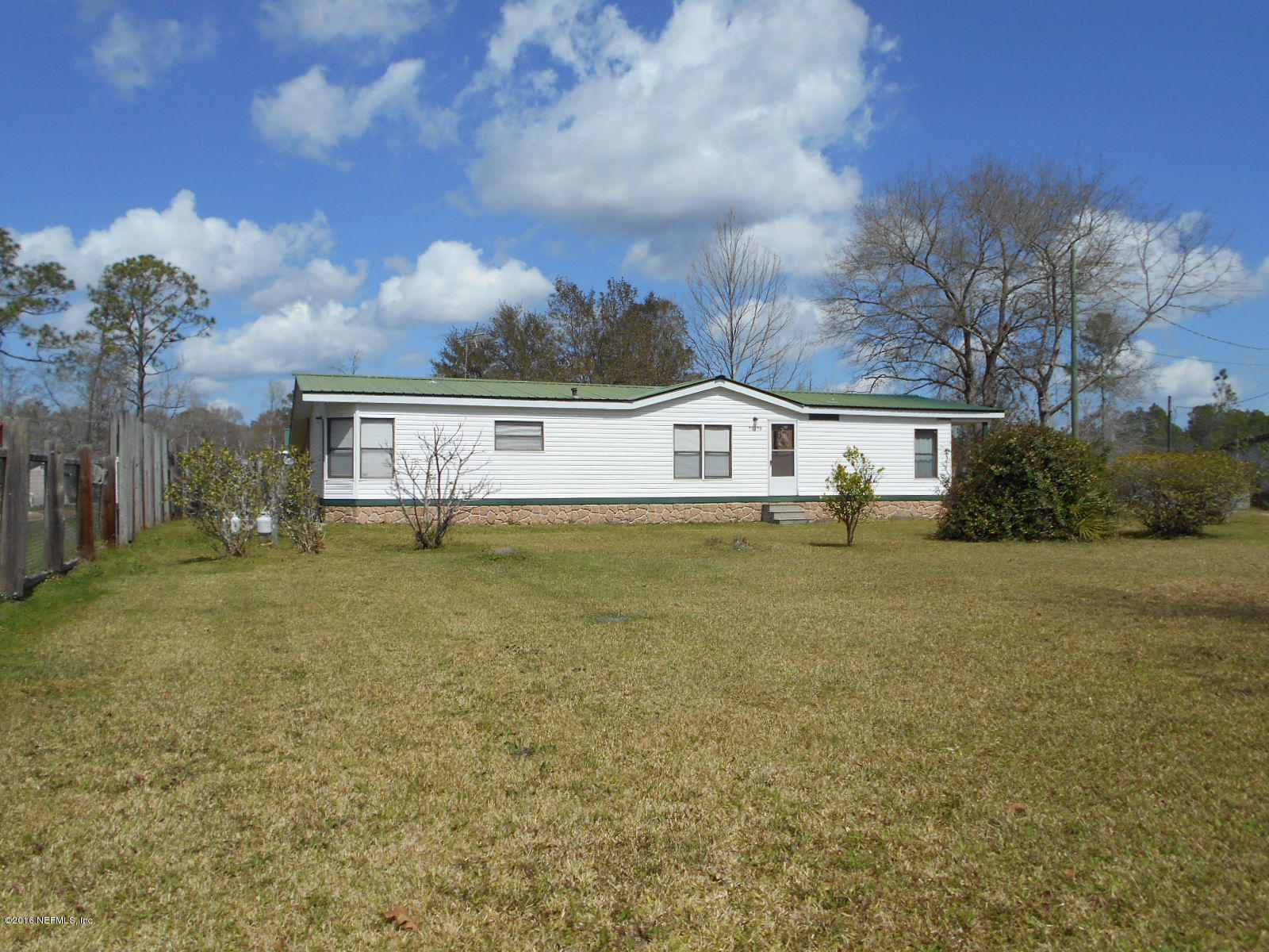 a view of an house with a yard