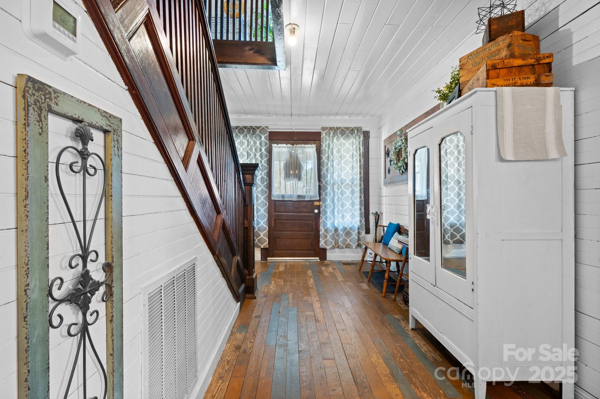 673 Cape Hickory Road Hickory, NC 28601 - Photo 4 of 32 Gallery Image 4