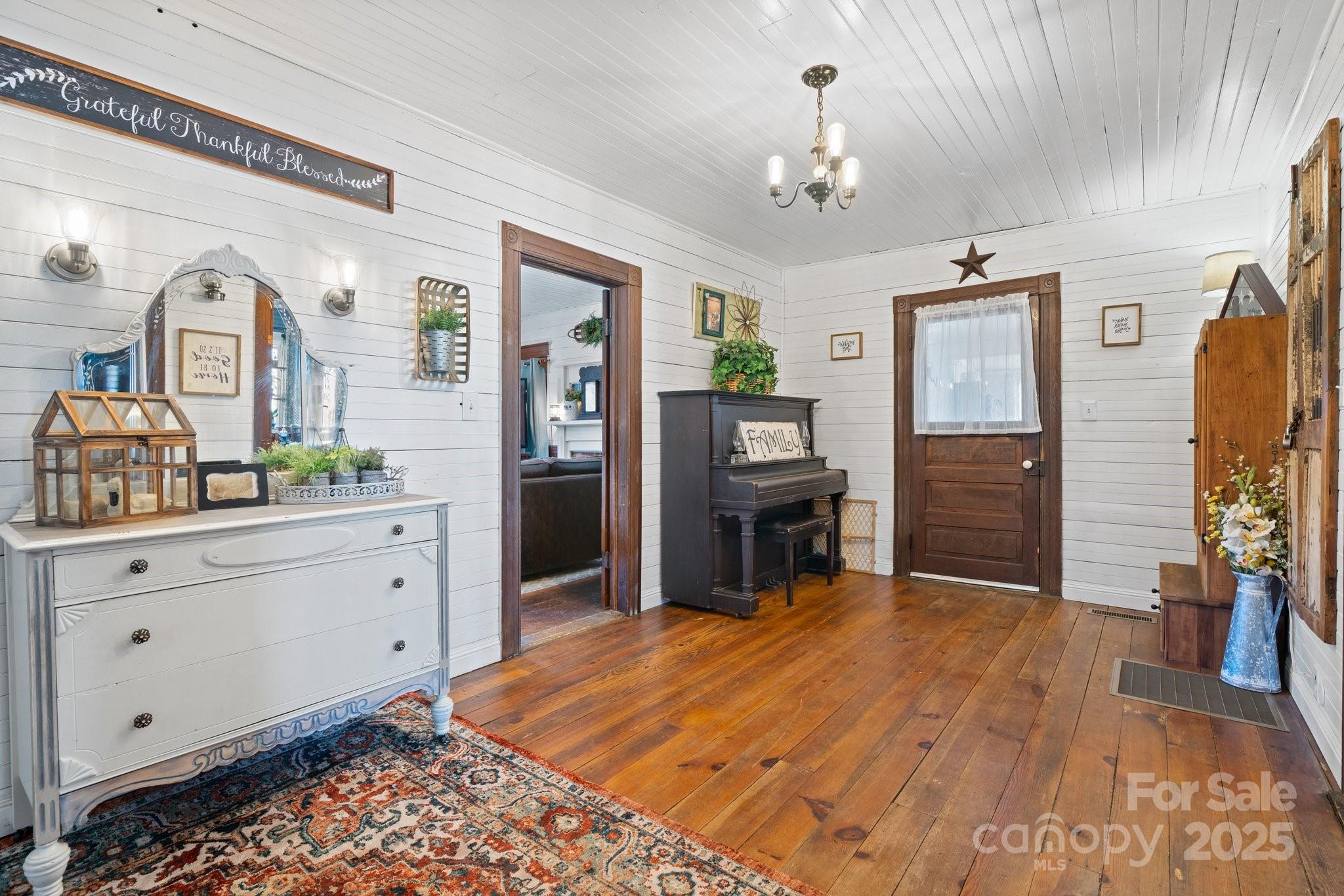 673 Cape Hickory Road Hickory, NC 28601 - Photo 5 of 32 Gallery Image 5
